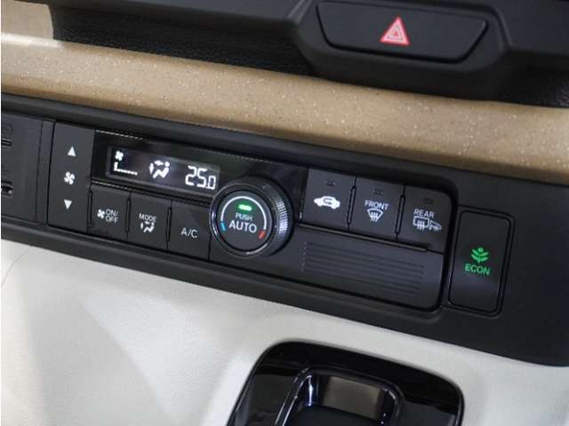 【オートエアコン】温度を設定すれば自動で快適な車内温度を保ちます。エアコン内部の高性能脱臭フィルターで車内のアレルゲンや花粉を除去。