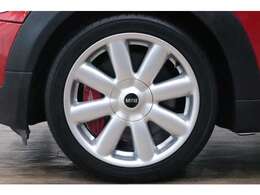 純正17インチのアルミホイールは、目立つ歪み等無く良い状態です！！