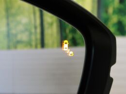 【ブラインドスポットインフォメーション】走行中、ドアミラーの死角になりやすい箇所に後続車が接近するとサイドミラー付近に警告を表示、ドライバーに注意喚起をしてくれます。