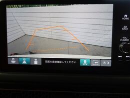 【バックカメラ】駐車時に後方がリアルタイム映像で確認できます。大型商業施設や立体駐車場での駐車時や、夜間のバック時に大活躍！運転スキルに関わらず、今や必須となった装備のひとつです！