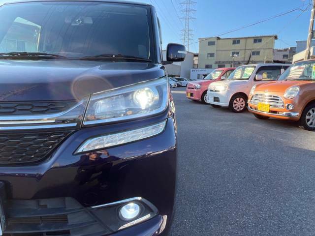 【LEDヘッドライト】悪天候や夜間走行時も良好な視界を確保し安心して運転できる高輝度LEDヘッドライトを装備！点灯速度が早く、消費電力も抑えられています。