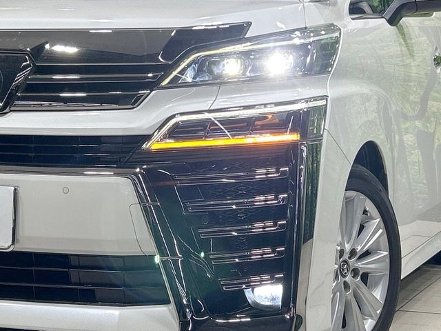【LEDヘッドライト】悪天候や夜間走行時も良好な視界を確保し安心して運転できる高輝度LEDヘッドライトを装備！点灯速度が早く、消費電力も抑えられています。