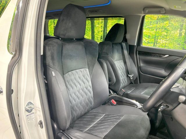 運転席まわりには十分なスペースがあり、大柄な方でもゆったり運転していただける環境です。