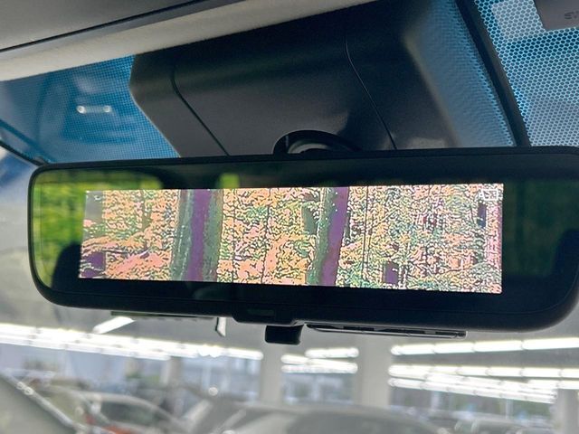 【デジタルインナーミラー】後席の大きな荷物や同乗者で後方が確認しづらい時でも安心！カメラが撮影した車両後方の映像をルームミラー内に表示。クリアな視界で状況の確認が可能です！