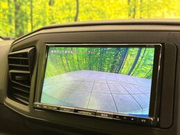 【バックカメラ】駐車時に後方がリアルタイム映像で確認できます。大型商業施設や立体駐車場での駐車時や、夜間のバック時に大活躍！運転スキルに関わらず、今や必須となった装備のひとつです！