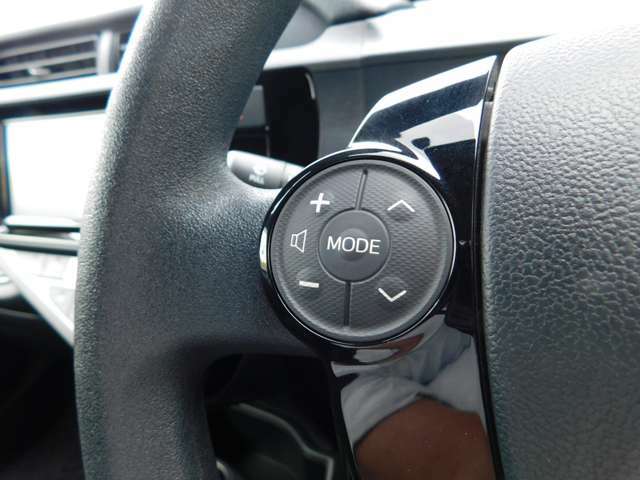 ハンドルから手を離さずにオーディオの操作ができるステアリングスイッチを装備。わき見運転の防止にもなり安全運転に貢献します。