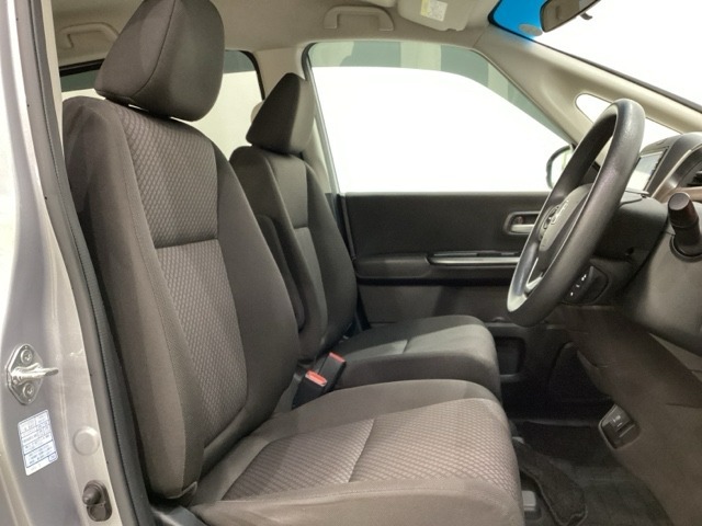 広い足元に肘掛けもついたゆったり座れるシートです。運転席と助手席の間が空いているため、助手席側への移動がスムーズです。交通量の多い道でも、助手席側から乗り降りができます。