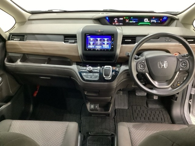 車内は光触媒抗菌消臭施工済です。スタイリッシュなデザインで暖かみのあるインパネ周りを演出します。グローブボックスやカップホルダーのほかにトレーなどたくさんの収納スペースが装備されています。