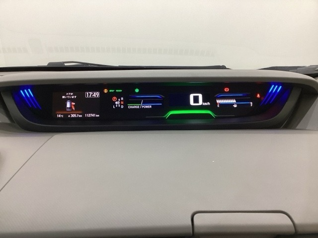 中央にデジタル表示のスピードメーターを配したハイブリット専用メーターになっています。左側のインフォメーション画面で燃費などの情報を確認できます。