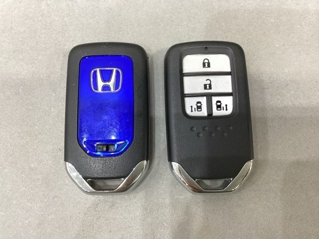 スマートキー付きですからドアロックの開閉およびエンジンスタートが楽々です。電動スライドドアの開け閉めもボタンで操作できます。スペアキーも同じものを用意しております。