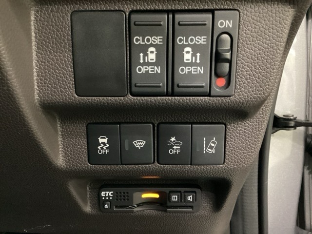 両側電動スライドドアは運転席から操作ができるよう、操作スイッチが付いています。その下にはETCがついています。高速道路の料金所の通過も楽々です！。　カードの取り出しもしやすい場所についています。