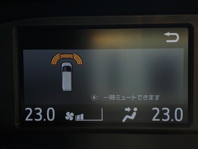 コーナーセンサーを車の前後に装備。障害物までの距離に応じて警告音を変えてお知らせ。縦列駐車時や駐車場・車庫などでの取り回しをサポートします。詳細は販売店スタッフまでおたずねください。