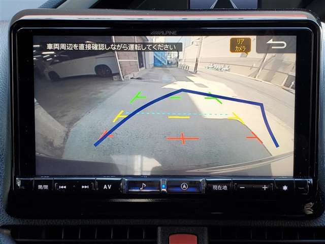 バックカメラが付いているので後方確認が非常にしやすいです。今や運転初心者も熟練者も必須装備！ついていて損はないですね♪