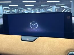 【12.3インチマツダコネクト】車内の雰囲気にマッチした大型ディスプレイ。スマホ接続でのナビ使用やBluetooth再生等、様々な機能が楽しめます。直感的なダイヤル操作が可能で、使い勝手も良好です。