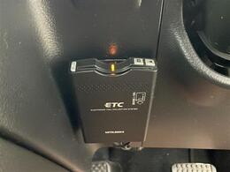 【ETC】有料道路を利用する際に料金所で停止することなく通過できる、ETC車載器（ノンストップ自動料金収受システム機器）が装備されています。セットアップを行うことで利用可能になります。