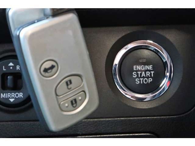 とっても便利なスマートキー♪キーを挿さずにボタンでエンジン始動＆ドアロックの開閉が可能♪