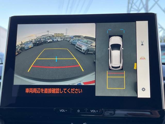 【パノラミックビューモニター】専用のカメラにより、上から見下ろしたような視点で360度クルマの周囲を確認することができます☆死角部分も確認しやすく、狭い場所での切り返しや駐車もスムーズに行えます。
