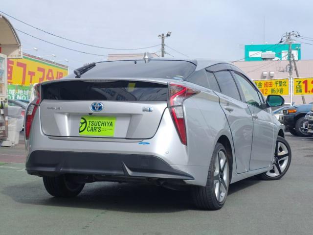 お買いものなどで、チョット大き目の買い物でもバックドアを開けると広く、積み下ろしも楽々。