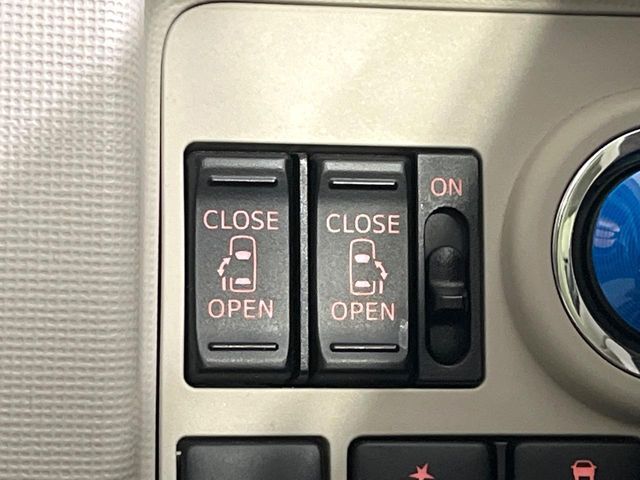 【両側パワースライドドア】スマートキーや運転席のスイッチで後席両側スライドドアの開閉が可能♪電動だから力を入れてドアを開ける必要が無く、小さなお子様でも簡単に開け閉めでき快適です♪