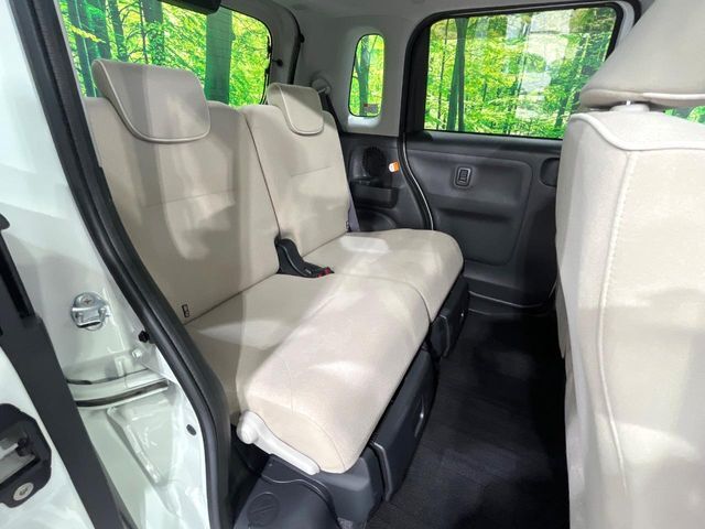 後部座席も気になるようなキズ・汚れやへたり等、大きなダメージはなく、良好な状態です。