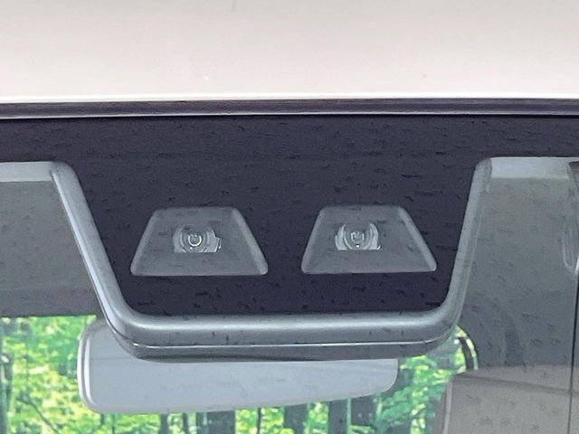 【スマートアシスト】走行中に前方の車両等を認識し、衝突しそうな時は警報とブレーキで衝突回避と被害軽減をアシスト。より安全にドライブをお楽しみいただけます。