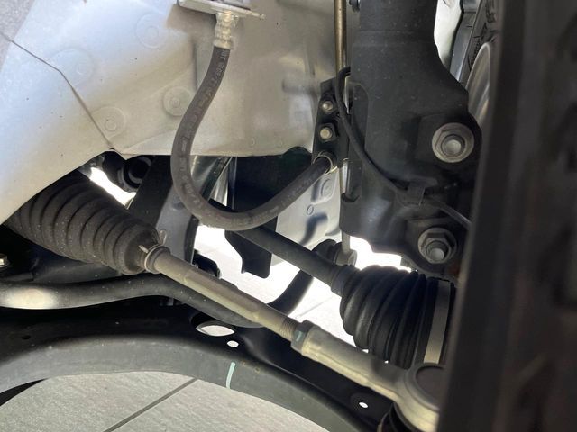 お車を安心してお乗りいただく為には、足回りの定期点検が欠かせません。サービスサポート（有償保証）では無料点検もご提供しており、安心のカーライフをお過ごしいただけるサポート体制が整っています。