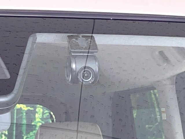 【ドライブレコーダー】安心・安全なカーライフに必須のドライブレコーダーを装備！走行中はもちろん、あおり運転や事故に遭遇した際の状況も映像で記録し、万一のリスクに備えます。