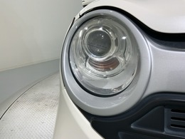 ディスチャージヘッドライト搭載でしっかり明るく照らしてくれるので、夜間走行や不慣れな道でも安心です。