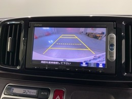 リバースギアに入れるだけで後方の表示へ切り替わります。夜間や雨の日の駐車も楽になりますよ。