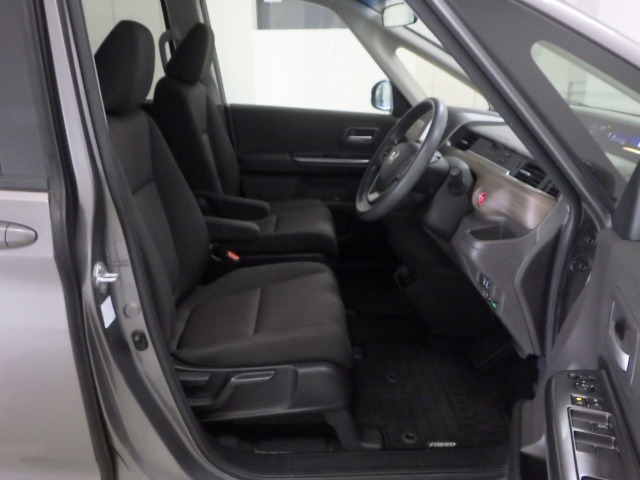 すわり心地の良い運転席・助手席です。長時間のドライブの疲れ軽減に貢献します。どうぞ快適なドライブを♪