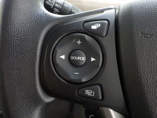 ハンドルにオーディオの操作スイッチが装備されています！視線を前方から外さずハンドルから手を離さずに操作できるのでとっても安全ですね♪