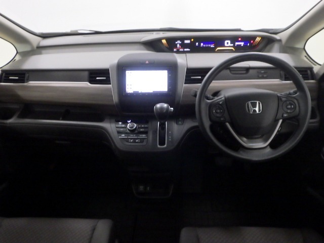 ドライバーを包み込むように、ディスプレーやスイッチ、コンソールを配置。座った瞬間から運転への期待が！空間そのものの心地よさにこだわっています。