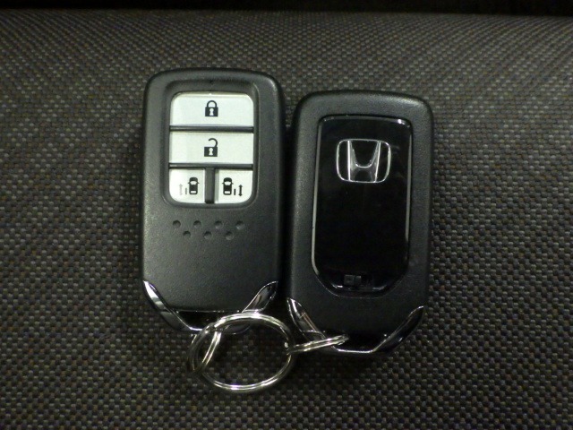 スマートキー付！キーを取り出さなくてもドアロックの施錠・開錠、エンジンの始動が出来ます！雨の日や荷物の多い日にとても便利ですね♪