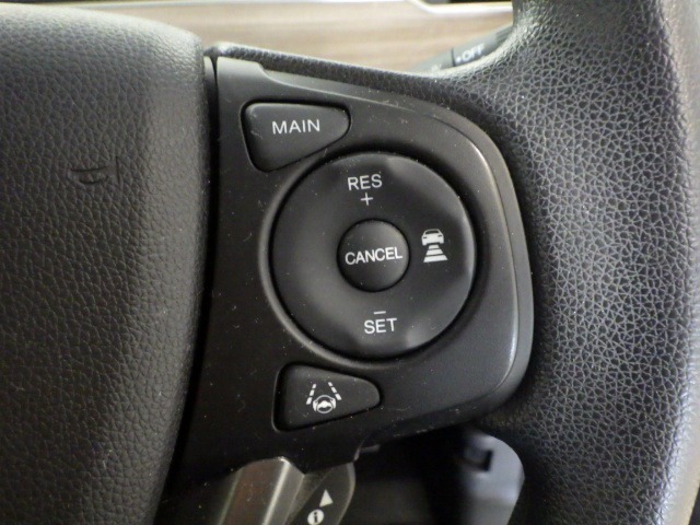 ハンドル右側にはクルーズコントロールのスイッチが装備され運転中の操作も安心して行えます！