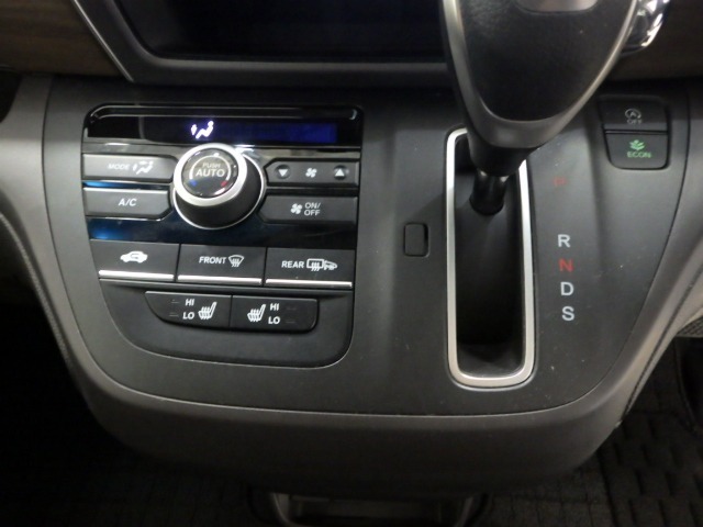 オートエアコンタイプなので細かい操作なしで快適温度に調整してくれます。シートヒーター付きで、冷えた車内でもスイッチを押せば数秒で座面と背もたれがあたたかくなります。インパネシフトで足元もスッキリ♪