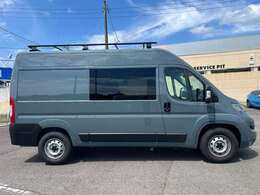 2列目の左右には大きなガラスがあり、運転中の視認性の向上と2列目のユーティリティ性の向上に寄与しています。