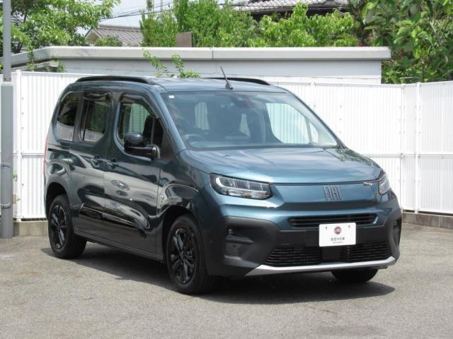 広いフロントウィンドウを受け止めるような逞しさを感じさせるグリル＆バンパー　デザインがいいです