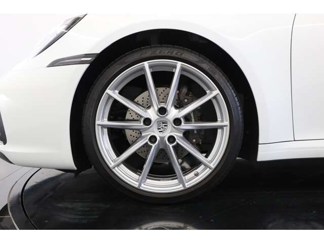 ・レーンチェンジアシスト ￥137,000-・スポーツクロノパッケージ ￥396,000-・スポーツエグゾーストシステム ￥434,000-