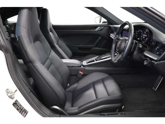 外装ホワイト×内装ブラックの飽きのこないシックな1台、相場のこなれてきた今がまさに買い時です！是非この機会にご検討ください。