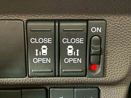 今やミニバンの定番装備となりつつある【両側電動スライドドア】運転席よりボタンひとつで開閉可能なスライドドアです。雨の日のお迎えなどに役立ちますね。