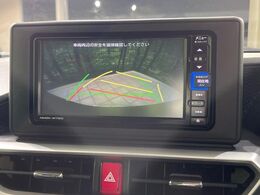 【バックカメラ】駐車時に後方がリアルタイム映像で確認できます。大型商業施設や立体駐車場での駐車時や、夜間のバック時に大活躍！運転スキルに関わらず、今や必須となった装備のひとつです！