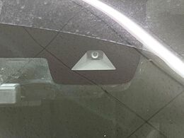 【インテリジェントエマージェンシーブレーキ】フロントカメラで前方の車両や歩行者を検知。衝突しそうな時は衝突被害軽減ブレーキが作動、衝突回避をサポート。より安全にドライブをお楽しみいただけます。