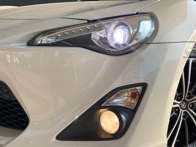 【LEDヘッドライト】悪天候や夜間走行時も良好な視界を確保し安心して運転できる高輝度LEDヘッドライトを装備！点灯速度が早く、消費電力も抑えられています。
