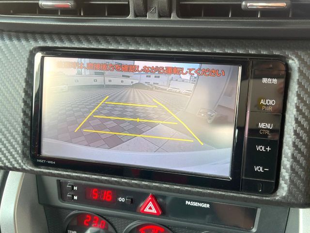 【バックカメラ】駐車時に後方がリアルタイム映像で確認できます。大型商業施設や立体駐車場での駐車時や、夜間のバック時に大活躍！運転スキルに関わらず、今や必須となった装備のひとつです！