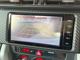 【バックカメラ】駐車時に後方がリアルタイム映像で確認できます。大型商業施設や立体駐車場での駐車時や、夜間のバック時に大活躍！運転スキルに関わらず、今や必須となった装備のひとつです！