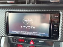 【純正ナビ】人気の純正ナビを装備しております。ナビの使いやすさはもちろん、オーディオ機能も充実！キャンプや旅行はもちろん、通勤や買い物など普段のドライブも楽しくなるはず♪