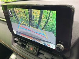 【バックカメラ】駐車時に後方がリアルタイム映像で確認できます。大型商業施設や立体駐車場での駐車時や、夜間のバック時に大活躍！運転スキルに関わらず、今や必須となった装備のひとつです！