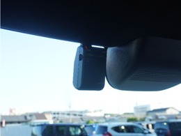 ◆ドライブレコーダー◆映像・音声などを記録する自動車用の装置です。　もしもの事故の際の記録はもちろん、旅行の際の思い出としてドライブの映像を楽しむことができます。