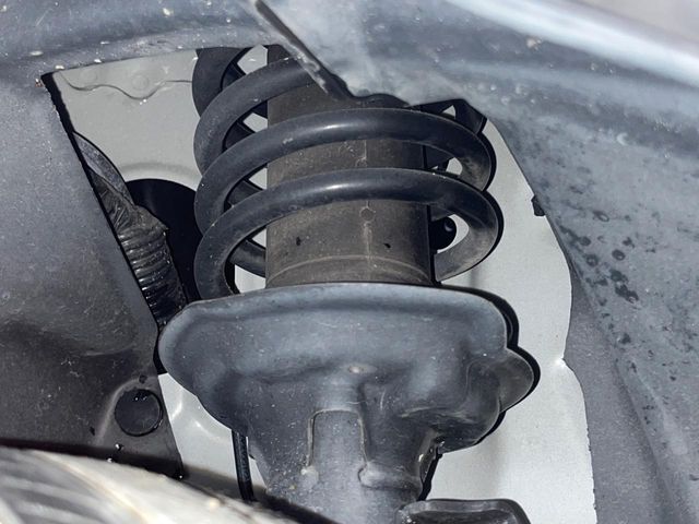 お車を安心してお乗りいただく為には、足回りの定期点検が欠かせません。サービスサポート（有償保証）では無料点検もご提供しており、安心のカーライフをお過ごしいただけるサポート体制が整っています。