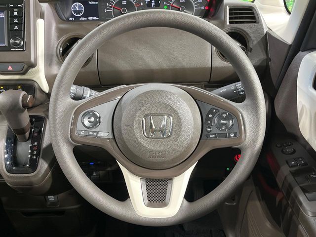 【ステアリングスイッチ】運転中、前方から目線をそらすことなく、オーディオ等の操作が可能な便利機能！安心＆快適なドライブを演出してくれます♪